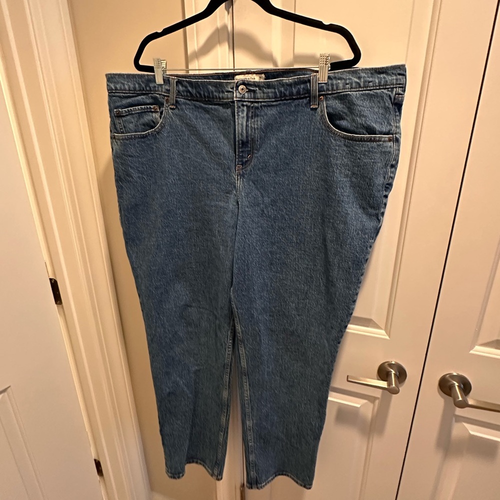 Abercrombie & Fitch Curve Love The ‘90s Straight Mid Rise Jeans